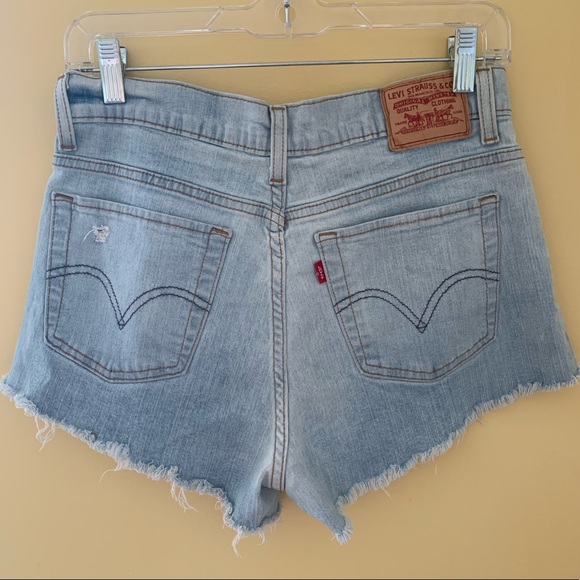 Levi’s frayed jean shorts fits a size medium - Picture 1 of 2
